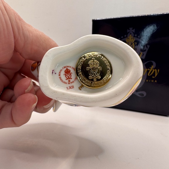 Royal Crown Derby Sitting Piglet Bone China Paperweight Figurine. Various. - Picture 14 of 14